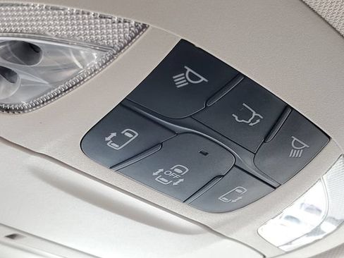 Used 2023 Chrysler Pacifica Touring-L FWD image 25