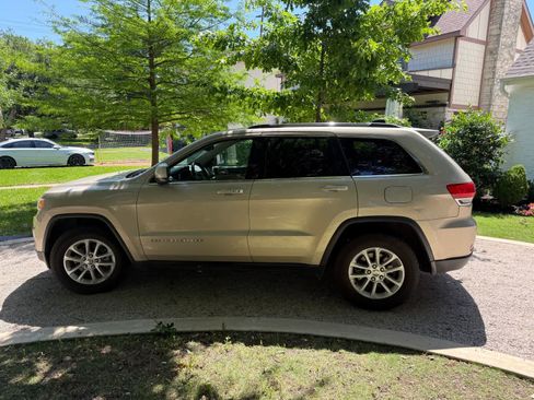 Used 2014 Jeep Grand Cherokee Laredo w/ 18" Wheel & 8.4" Radio Group image 3