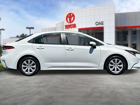 Used 2021 Toyota Corolla LE FWD image 3