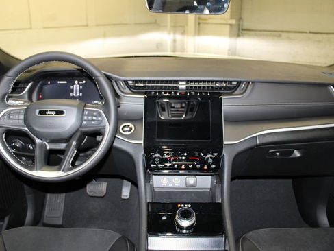 New 2025 Jeep Grand Cherokee Altitude image 9