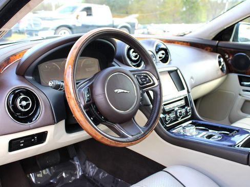 Used 2011 Jaguar XJ L image 15