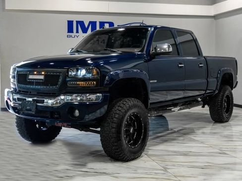 Used 2005 GMC Sierra 2500 SLT w/ Heavy-Duty Power Package AWD/4WD image 2