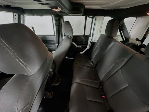 Used 2015 Jeep Wrangler Unlimited Sahara w/ Connectivity Group AWD/4WD image 10