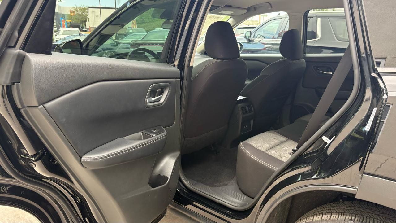 Used 2025 Nissan Rogue SV FWD image 28