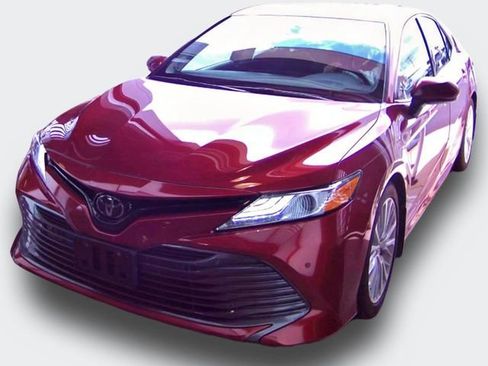 Used 2018 Toyota Camry XLE w/ Audio Package FWD image 2
