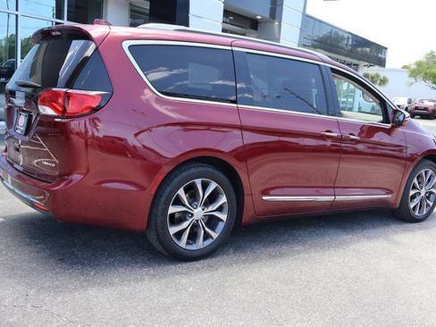 Used 2017 Chrysler Pacifica Limited FWD image 9