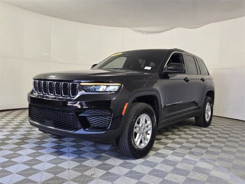 Used 2024 Jeep Grand Cherokee Laredo image 4