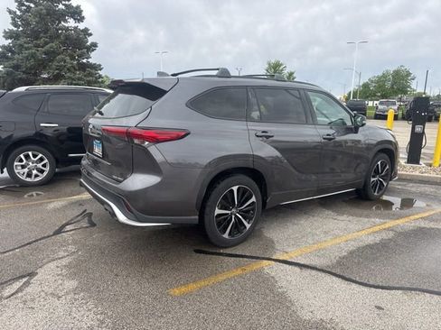 Used 2021 Toyota Highlander XSE AWD/4WD image 2