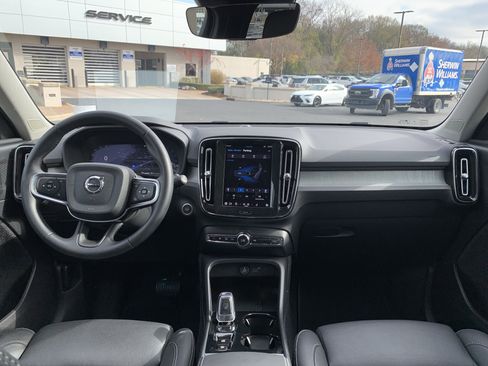 Used 2025 Volvo XC40 B5 Plus image 30
