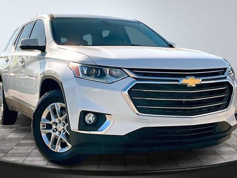 Certified 2020 Chevrolet Traverse LT image 3