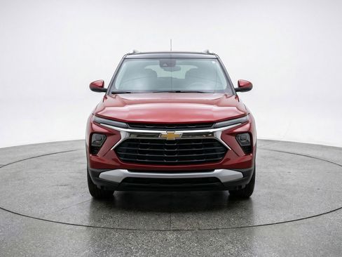 Used 2025 Chevrolet TrailBlazer LT FWD image 2
