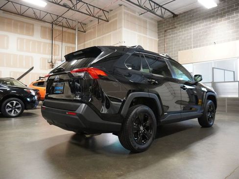 Used 2021 Toyota RAV4 LE AWD/4WD image 4