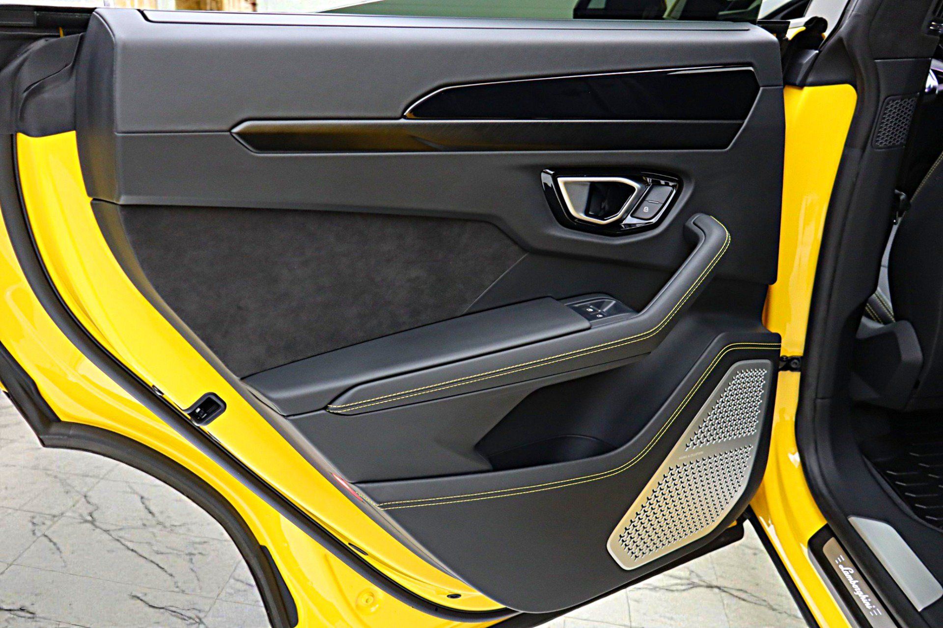 Used 2022 Lamborghini Urus AWD/4WD image 48