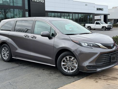 Used 2024 Toyota Sienna LE image 2