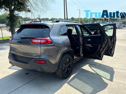 Used 2018 Jeep Cherokee Latitude w/ Altitude Package FWD image 15