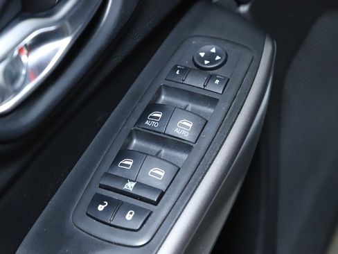 Used 2019 Jeep Cherokee Limited image 16