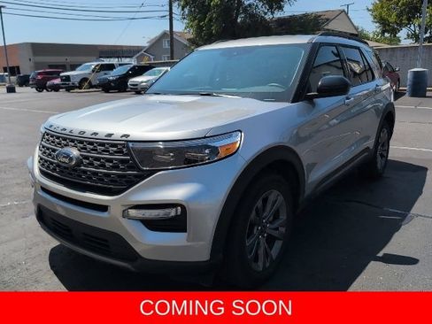 Used 2024 Ford Explorer XLT w/ Equipment Group 202A AWD/4WD image 3