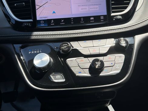 New 2027 Chrysler Pacifica Select FWD image 28