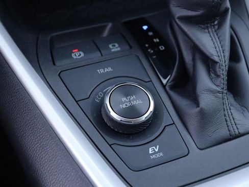 Used 2021 Toyota RAV4 LE image 17