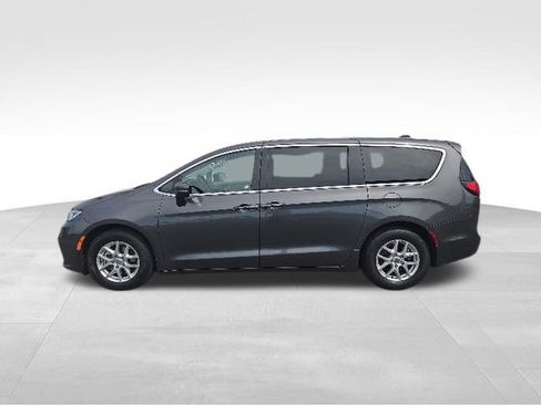 Used 2023 Chrysler Pacifica Touring-L FWD image 3