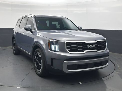 Used 2023 Kia Telluride S w/ S Sunroof Package FWD image 2