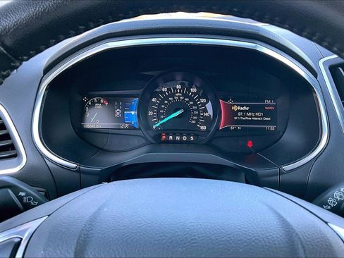 Used 2019 Ford Edge Titanium image 11