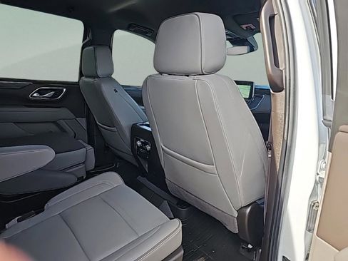 Used 2024 GMC Yukon SLT w/ SLT Luxury Package image 35