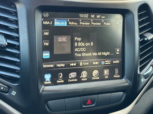 Used 2015 Jeep Cherokee Latitude w/ Comfort/Convenience Group image 17