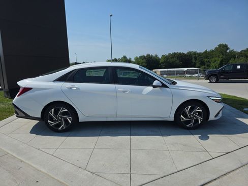 New 2025 Hyundai Elantra Limited image 4