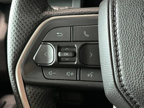Used 2025 Toyota Tacoma SR5 AWD/4WD image 32