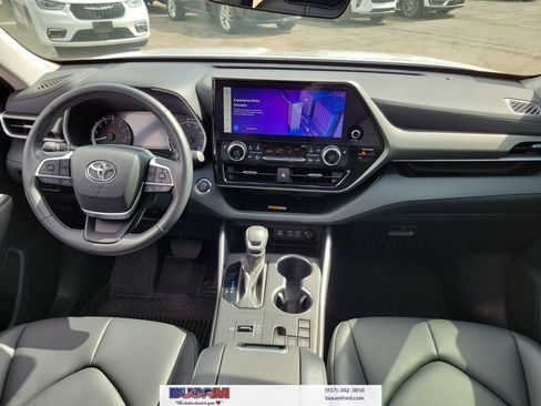 Used 2023 Toyota Highlander XLE FWD image 11