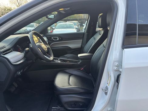 Used 2025 Jeep Compass Limited image 25