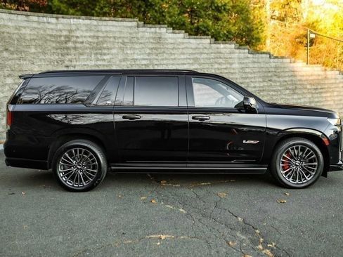 Used 2023 Cadillac Escalade ESV V image 3