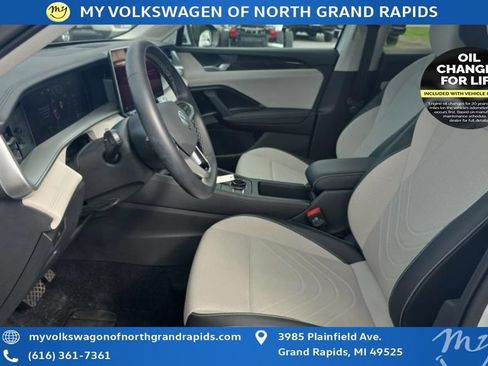 Used 2025 Volkswagen Tiguan SE AWD/4WD image 10
