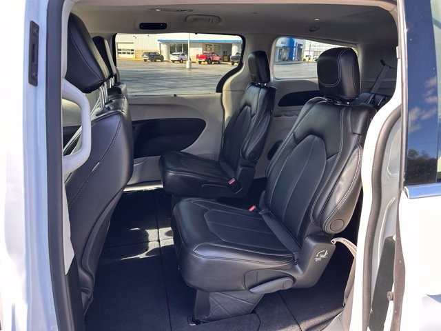 Used 2024 Chrysler Pacifica Touring-L FWD image 11