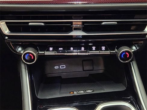 Used 2024 Chevrolet Traverse Z71 image 19