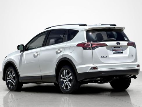 Used 2018 Toyota RAV4 LE FWD image 3