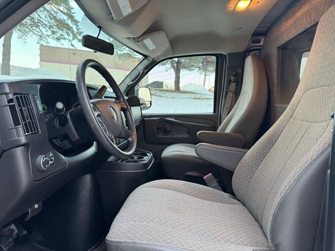 Used 2015 Chevrolet Express 2500 RWD image 17
