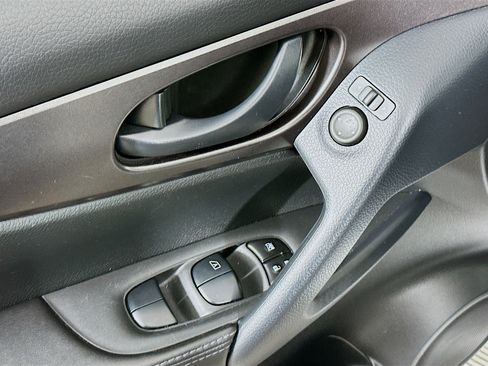 Used 2022 Nissan Rogue Sport S image 15