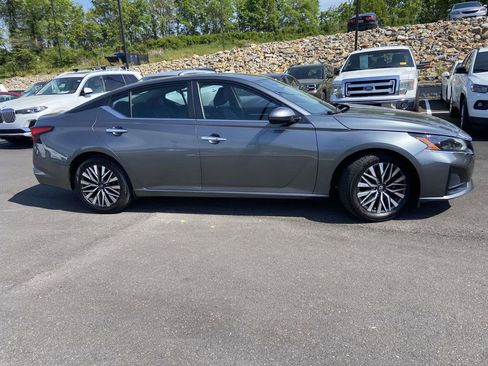 Used 2023 Nissan Altima 2.5 SV image 2
