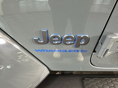 Used 2024 Jeep Wrangler Unlimited w/ Convenience Group AWD/4WD image 9