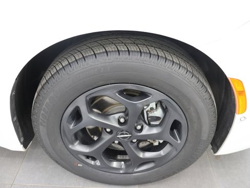 Used 2024 Chrysler Pacifica Limited FWD image 3
