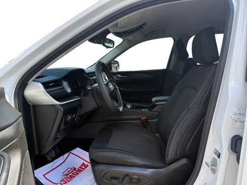 Used 2023 Jeep Grand Cherokee Laredo image 9