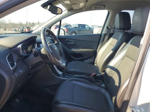 Used 2022 Chevrolet Trax LT w/ LT Convenience Package image 5