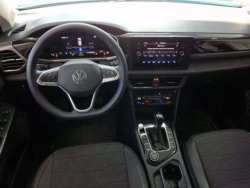 Used 2025 Volkswagen Taos SE image 9