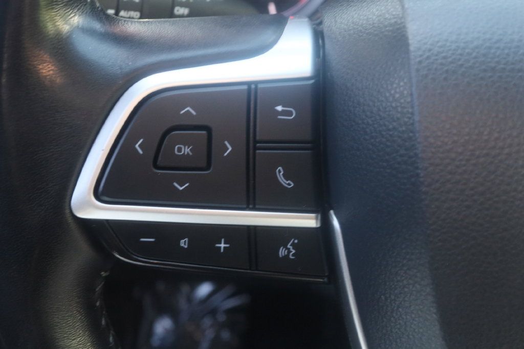 Used 2023 Toyota Highlander XLE AWD/4WD image 9