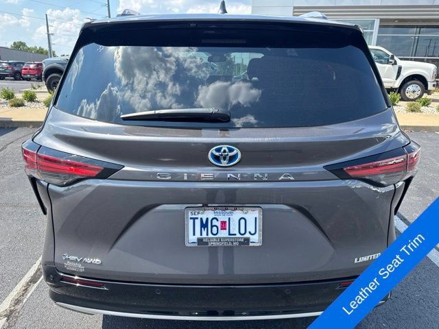 Used 2025 Toyota Sienna Limited AWD/4WD image 17