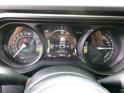 Used 2025 Jeep Wrangler Unlimited Sahara AWD/4WD image 16