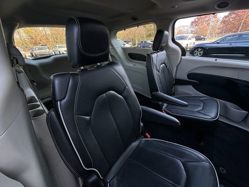 Used 2023 Chrysler Pacifica Limited image 40
