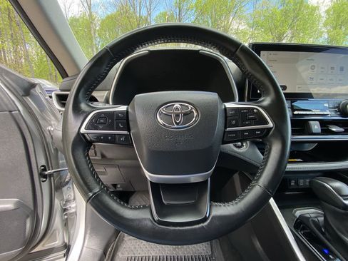 Used 2023 Toyota Highlander XLE AWD/4WD image 29